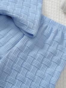 Souflis Souflis 2 piezas Conjunto informal de estilo escolar para niño pequeño, camisa polo de manga corta con textura tejida ligera en azul claro y pantalones cortos a juego, textura tejida refinada + cuello y puños con ribete blanco + 2 botones blancos, corte minimalista de tela cómoda, conjunto a juego adecuado para uso diario, actividades al aire libre o salidas familiares, conjunto esencial de verano para niños de 4 a 7 años - Celeste - Ver 7