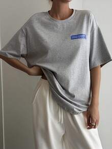 Livesso Camiseta casual de mujer con estampado de letras y hombros caídos, corte holgado - Gris - Ver 3