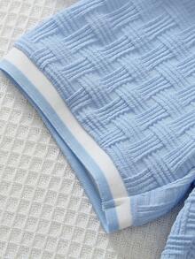 Souflis Souflis 2 piezas Conjunto informal de estilo escolar para niño pequeño, camisa polo de manga corta con textura tejida ligera en azul claro y pantalones cortos a juego, textura tejida refinada + cuello y puños con ribete blanco + 2 botones blancos, corte minimalista de tela cómoda, conjunto a juego adecuado para uso diario, actividades al aire libre o salidas familiares, conjunto esencial de verano para niños de 4 a 7 años - Celeste - Ver 6