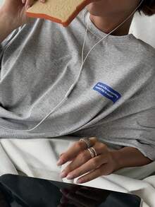 Livesso Camiseta casual de mujer con estampado de letras y hombros caídos, corte holgado - Gris - Ver 7