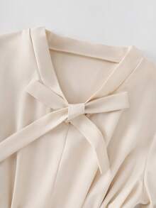 GlowEve 女士撞色蝴蝶结领褶皱A字优雅日常通勤时尚法式街头复古百搭商务春夏衬衫裙 - 彩色 - 查看 4