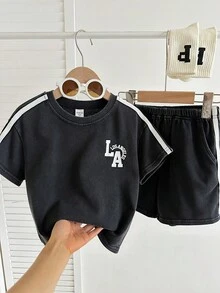 SHEIN Little Byeori Bộ đồ 2 món phong cách Hàn Quốc thường ngày dành cho bé trai, gồm áo thun ngắn tay in hình bông tuyết và quần short cạp chun màu trơn, thích hợp cho mùa tựu trường, sinh nhật, tiệc mừng em bé, tiệc lễ hội, mùa xuân/hè. - Xám - Xem 4