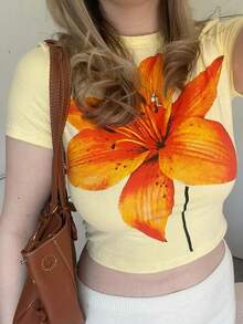 SHEIN Camiseta casual ajustada de mujer con cuello redondo, manga corta y estampado floral - Multicolor - Ver 1