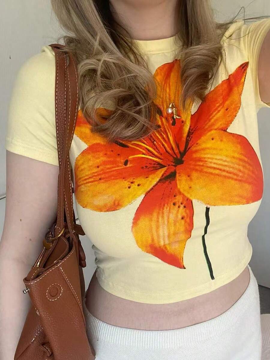 SHEIN Camiseta casual ajustada de mujer con cuello redondo, manga corta y estampado floral - Multicolor - Ver 1