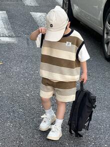SHEIN Little Byeori 2件套男童休闲学院风舒适时尚简约百搭夏季可爱二合一条纹圆领T恤和松紧腰短裤套装，适合日常穿着、上学、外出、运动、春夏穿着。 - 咖啡棕 - 查看 4