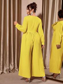 Mono holgado elegante de talla grande para mujer con cuello en V cruzado, cintura estilizada, bordado floral tridimensional y pliegues - Amarillo - Ver 2