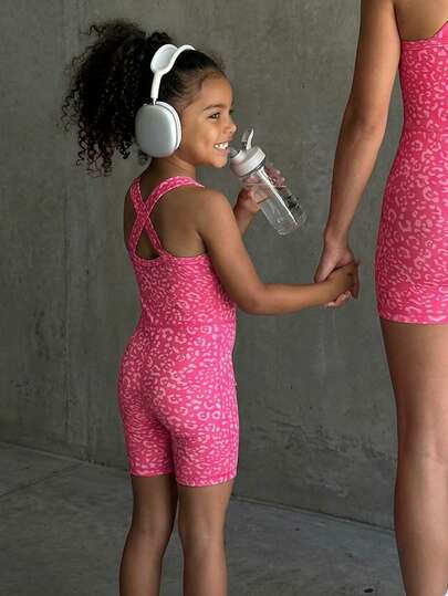 SHEIN Mono de estampado de leopardo con espalda cruzada para niña, hecho de tela suave y elástica para comodidad y movilidad todo el día. Diseño de moda adecuado para jugar, reuniones, salidas casuales y actividades de ocio, manteniendo a los niños animados y con estilo.