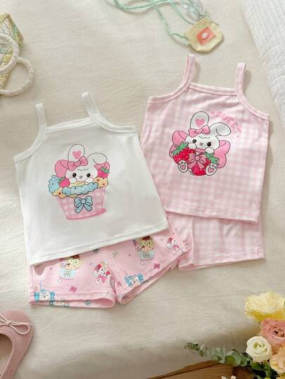 SHEIN 这款女童夏季粉色吊带上衣和短裤四件套，以柔和的粉色调为主，舒适可爱，俏皮甜美。针织面料，宽松版型，纯色底色印有卡通兔子图案，粉白格纹底色上点缀着兔子图案，并搭配蝴蝶结和水果元素，适合日常外出、亲子野餐、居家休闲、户外运动和派对等场合。