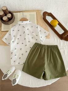 SHEIN LMoss Kids Conjunto de 2 piezas de camisa con estampado de árbol de coco de dibujos animados y pantalones cortos de cintura elástica de unicolor para niño pequeño - Multicolor - Ver 2