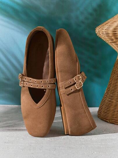 Solezae Bailarinas de ante vegano color topo con doble hebilla y corte en V de punta cuadrada de la marca #UrbanMuse para mujer - Textura suave, elegante y cómoda para un uso diario sin esfuerzo.