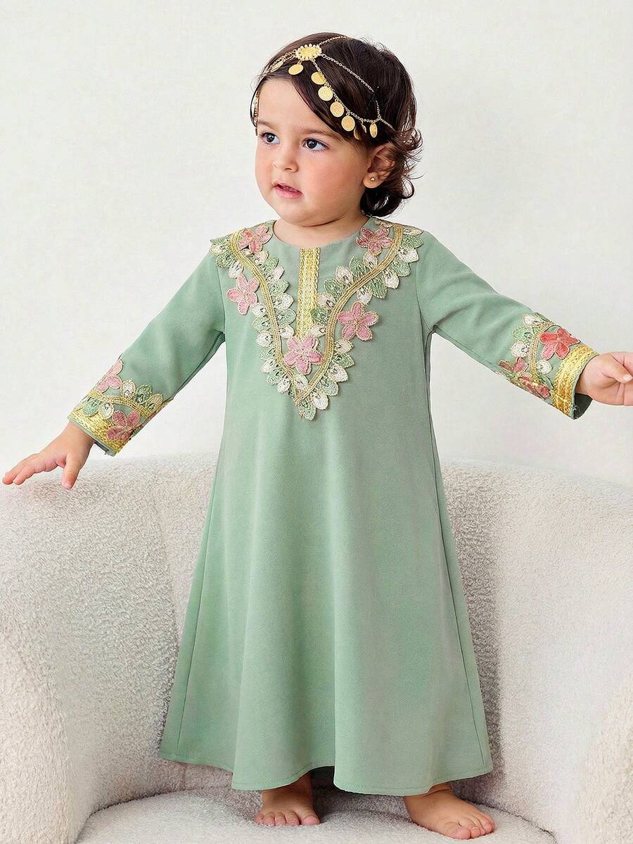 SHEIN 1-Pack Cute Baby Girl Cute Versatile V-Neck Extra-Long Gold Ribbon Tassel Loose Robe Dress, Comfortable, Casual, Versatile And Fashionable For Everyday Use, Suitable For Birthday Parties, Evening Parties, Performances, Weddings, Baptisms, Opening Ceremonies, Indoor And Outdoor, Daily Use, Sports, Play, Parties, Photo Shoots, Vacations, Festivals, Suitable For Spring, Autumn And Winter - Multicolor - View 1