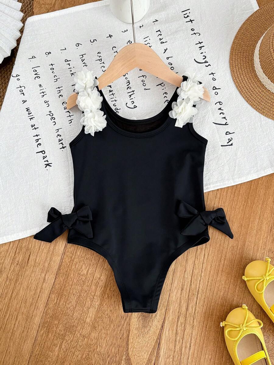 SHEIN 少女針織黑白對比花卉3D蝴蝶結泳衣，春/夏季，姊妹款泳裝，女孩雛菊泳衣，女孩芙蓉花泳衣，女孩黑色姊妹款泳裝 - 黑與白 - 查看 1