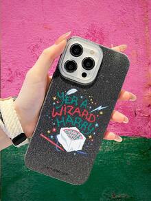 HARRY POTTER X SHEIN 1 pezzo Custodia morbida e protettiva a copertura totale, stile carino e giocoso, con grandi aperture, anti-polvere e resistente all'acqua, compatibile con iPhone 16/15/14/13/12/11/Pro/Pro Max/X/XR/XS/XS Max/7/8/Plus, motivo torta di compleanno di Harry Potter e la Pietra Filosofale, regalo perfetto per fidanzato, amici, familiari, fratelli, colleghi, fratello minore, coppie, compagni di classe, insegnanti e te stesso (regali di compleanno/vacanza) - nero - Visualizzare 2