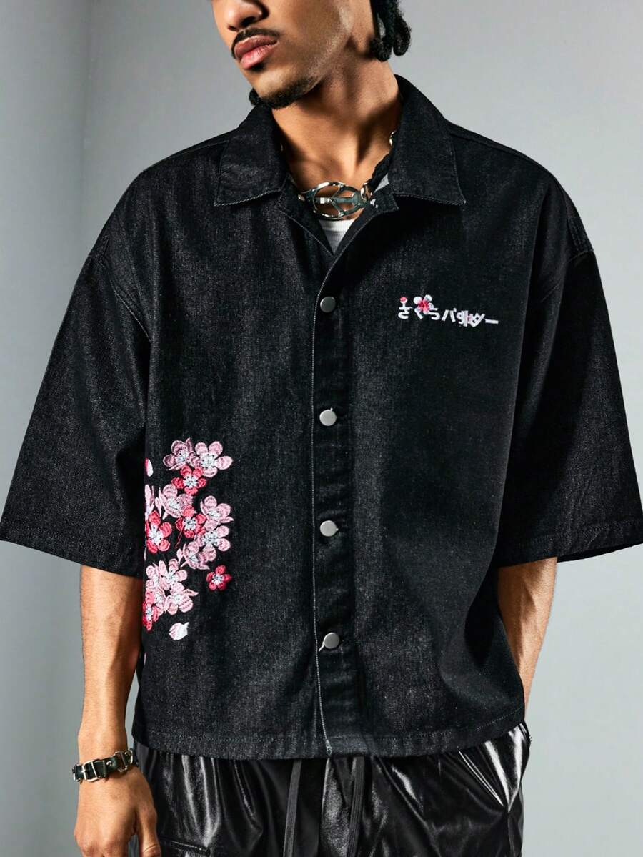 ROMWE MEN Street Life 男士花卉刺绣装饰休闲翻领单排扣牛仔短袖衬衫,适合日常穿着 - 黑色 - 查看 1