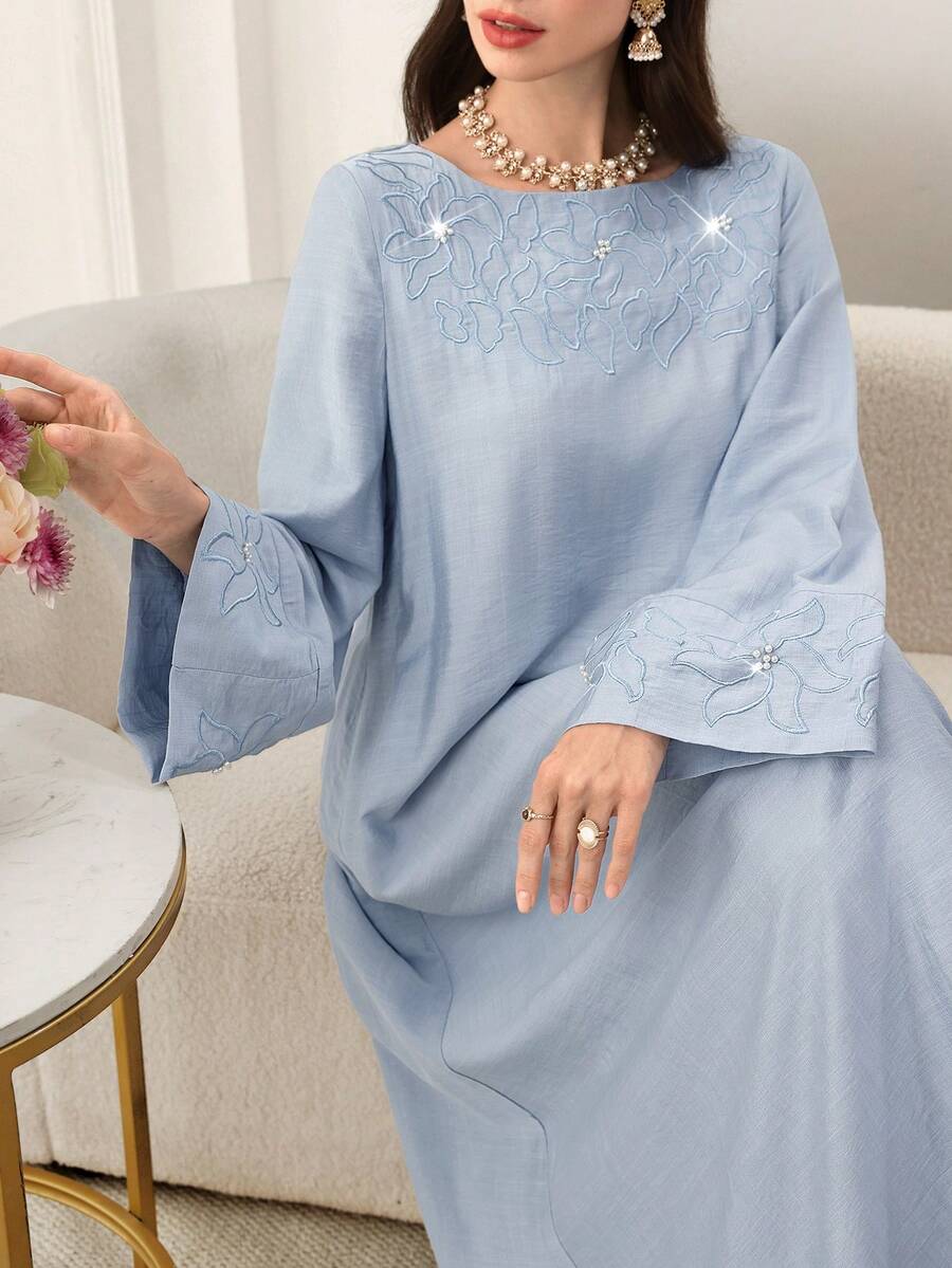 Yasmyna 花卉刺绣泡泡裙，优雅蓝色阿拉伯长袍 - 藍色 - 查看 1