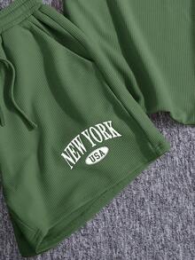 SHEIN Bộ 2 món đồ dệt kim thường ngày in họa tiết tiếng Anh dành cho nữ tuổi teen, áo thun và quần short rộng rãi. - màu xanh lá - Xem 5