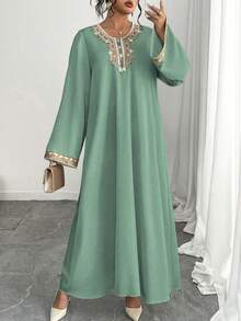 Al Najma 大码女式V领长袖宽松休闲连衣裙，饰有贴花 - 綠色 - 查看 4