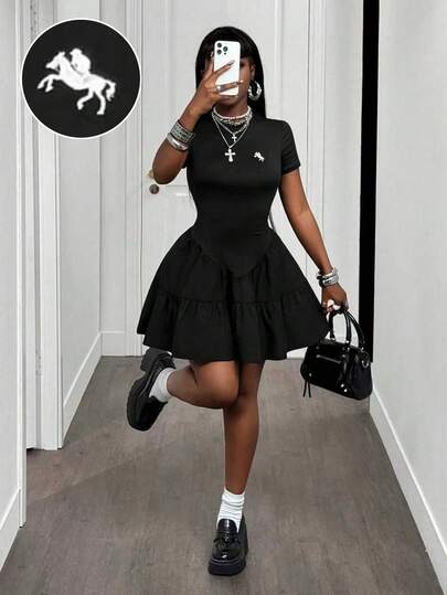 BamGleam 简约纯色圆领短袖马匹刺绣摆裙摆休闲迷你连衣裙，女款