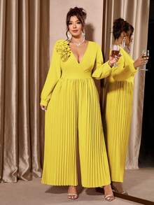 Mono holgado elegante de talla grande para mujer con cuello en V cruzado, cintura estilizada, bordado floral tridimensional y pliegues - Amarillo - Ver 4
