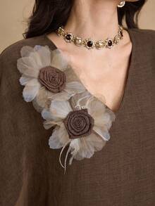 Al Najma 女士雪纺披肩，饰有3D立体花卉图案，V领，宽松修身长款开衫 - 棕色 - 查看 5