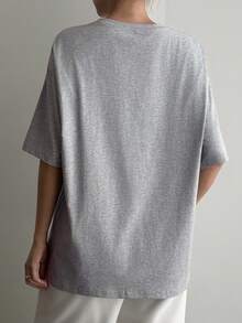 Livesso Camiseta casual de mujer con estampado de letras y hombros caídos, corte holgado - Gris - Ver 2