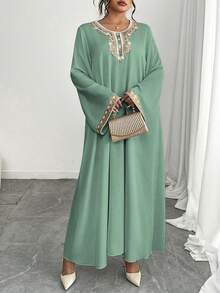 Al Najma 大码女式V领长袖宽松休闲连衣裙，饰有贴花 - 綠色 - 查看 3