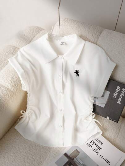 SHEIN Teen Girls Collared Short-Sleeve Shirt With Slim Fit And Casual Style, Embroidered Knight Pattern, Side Bow, And Gathered Pleats. Comfortable And Perfect For Spring And Summer, Suitable For Casual Outings, Shopping, And Parties.
