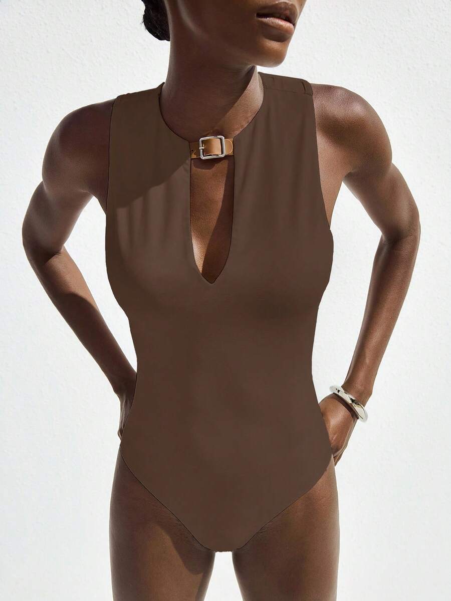 Maija 女士白色夏季套装，圆领前PU扣装饰镂空细节无袖简约时尚性感休闲沙滩度假连体衣 - 棕色 - 查看 1