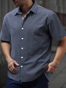 SLATEMANN Herren modisches, lässiges, gewebtes, kleines kariertes Drop-Shoulder Hemd mit Kentkragen und Raglanärmeln - marineblau - Übersicht 1