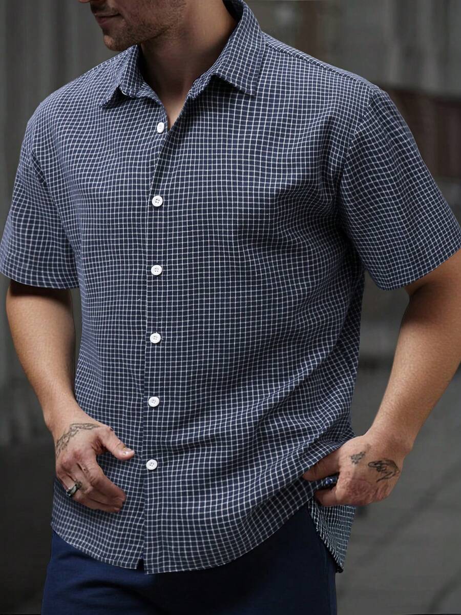 SLATEMANN Herren modisches, lässiges, gewebtes, kleines kariertes Drop-Shoulder Hemd mit Kentkragen und Raglanärmeln - marineblau - Übersicht 1