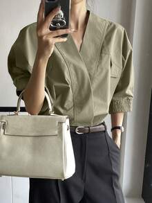 Dazy-Less 女士 V 领不对称门襟宽松简约设计中袖休闲衬衫商务休闲女式学院风上衣 - 橄欖綠 - 查看 2