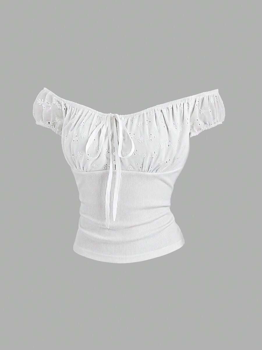 Sweetra Áo thun nữ màu trắng, thích hợp cho Halloween, Lễ Tạ ơn, Năm mới, dự tiệc, đi làm, mặc hàng ngày, du lịch, nghỉ mát. Áo thun trắng tay ngắn với thiết kế chắp vá, thêu, khoét lỗ, thắt nơ phía trước, hở vai, thắt eo, ngọt ngào và dễ thương. - trắng - Xem 1