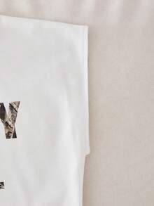 SHEIN Sparklyn 两件套少女时尚印花短袖上衣和短裤套装，字母和树叶图案，适合夏季户外活动、玩耍和休闲出行。 - 白色 - 查看 5