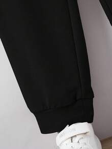 SHEIN Camiseta con gráfico de números y pantalón de chándal con ribete de rayas para niño preadolescente - Negro - Ver 3