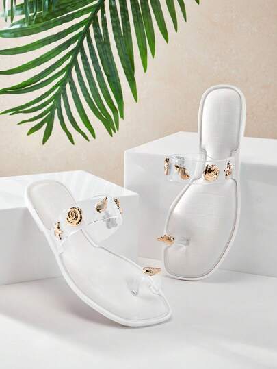 SHUZIA #CoastalMuse Damsandaler med genomskinliga tåringar och guldfärgad skaldekor – Strandsnygga komfortslippers