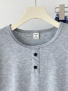 两件套时尚休闲男童套装，包括灰色短袖上衣和复古蓝色格子宽松直筒裤，家居服 - 彩色 - 查看 4