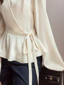 BizChic 2026春夏新款奶油黄不对称剪裁不对称翻领裹身式连体衬衫，侧边系带荷叶边下摆，时尚简约设计，优雅百搭，适合派对和通勤场合。