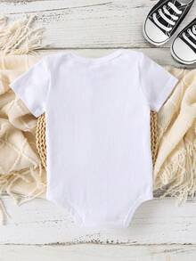 SHEIN Playful Pals Baju Terusan Bayi Laki-Laki Berlengan Pendek dengan Tulisan "Ulang Tahun Pertamaku", Cocok untuk Liburan Musim Semi/Panas - Putih - View 2