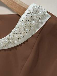 Franclia 优雅奢华的手工串珠装饰圆领收腰拉链后背白色衬衫，适合派对、约会、秋冬季穿着。 - 咖啡棕 - 查看 3