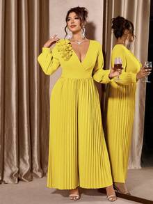 Mono holgado elegante de talla grande para mujer con cuello en V cruzado, cintura estilizada, bordado floral tridimensional y pliegues - Amarillo - Ver 5