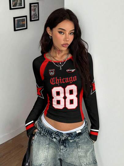 Coolane Avslappnad minimalistisk sportig gata mångsidig festklädsel för flygplatsen, numeriska siffror och engelska bokstäver universitetsstil svartröd grafisk tryckmönster, karneval, bekväm t-shirt med raglanärmar för kvinnor lämplig för vår/sommar