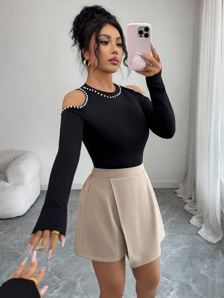 GlowEve 2件套女士2025春夏新款露肩镂空串珠T恤和休闲短裤套装 - 黑色 - 查看 1