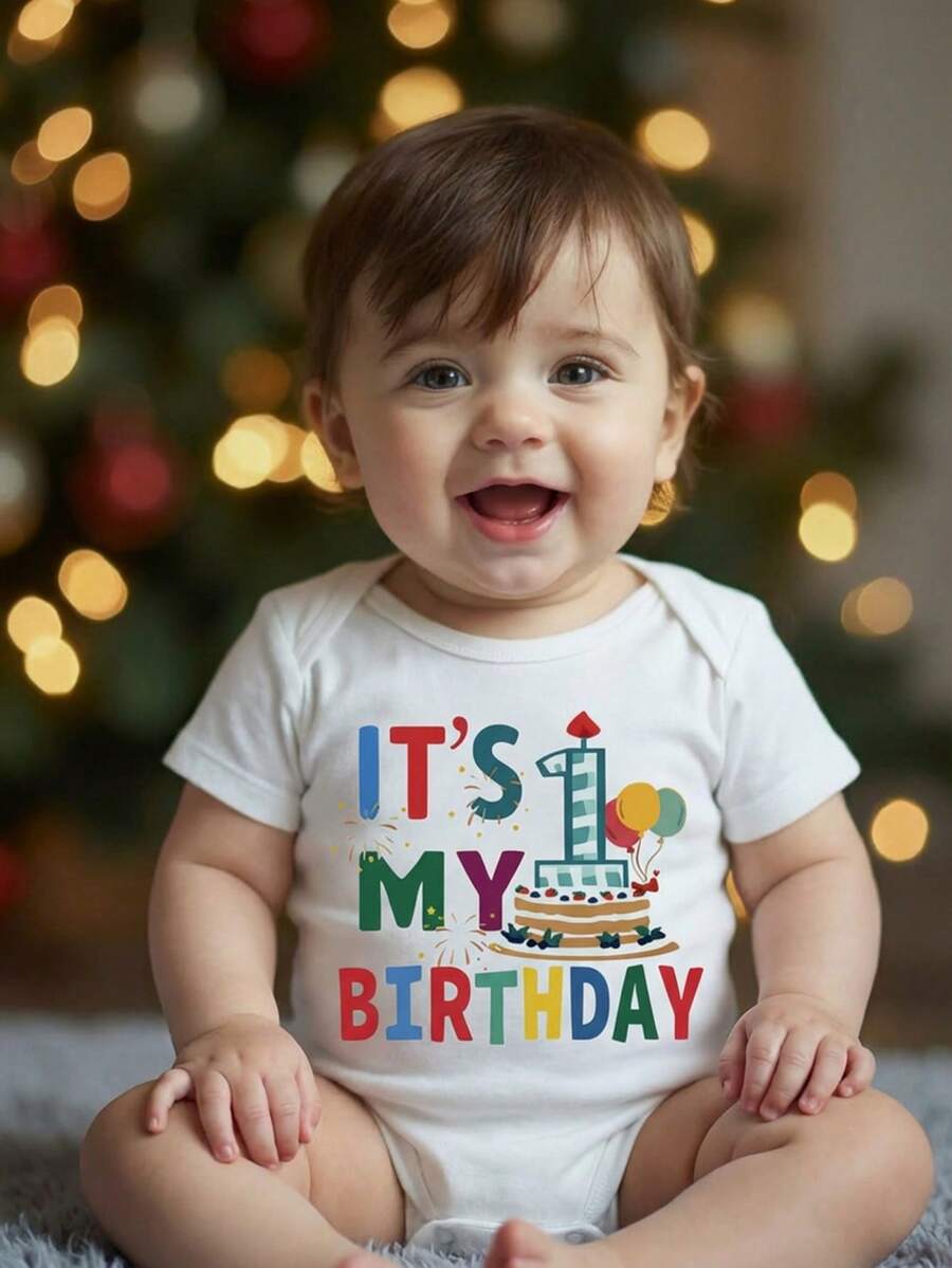 SHEIN Playful Pals Baju Terusan Bayi Laki-Laki Berlengan Pendek dengan Tulisan "Ulang Tahun Pertamaku", Cocok untuk Liburan Musim Semi/Panas - Putih - View 1