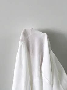 Lumivelle Blusa elegante, sexy y romántica para mujer, de estilo casual u oficina, con cuello de pie, asimétrica, con volantes exagerados en el bajo, cintura con lazo, de tela de gasa fluida y transparente de unicolor, nueva colección primavera/verano - Blanco - Ver 8