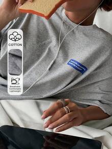 Livesso Camiseta casual de mujer con estampado de letras y hombros caídos, corte holgado - Gris - Ver 1