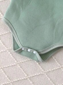 SHEIN Vintaside Kids 男婴纯色圆领长袖连体衣三件套，黑色、白色和灰色可选，时尚简约，图案设计优雅，宽松版型适合各种体型。三件套包含一件连体衣上衣和三条无腰带长裤，适合多种场合：户外玩耍轻松自在；居家休闲舒适；运动灵活；秋冬季穿着皆宜。 - 彩色 - 查看 4