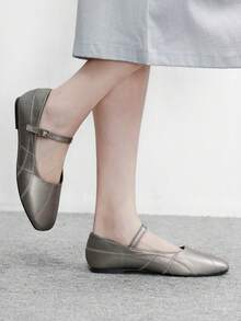 CUCCOO BIZCHIC 女士刺绣纽扣装饰方头平底乐福鞋 - 灰色 - 查看 4