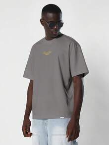 SUMWON Áo thun tay ngắn cổ tròn dáng regular fit in chữ Summer Club với logo thêu vàng. - Xám - Xem 3