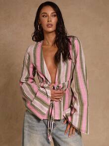 SHEIN Glamour 这款时尚青春的彩色条纹编织深V领喇叭袖衬衫,饰有抽绳蝴蝶结,适合春、夏、秋季穿着,也适合海滩度假等场合,休闲优雅,是理想的休闲度假装。它还可以作为条纹外套、长袖女式衬衫、粉色条纹衬衫、棉质衬衫、裹身式上衣、系带衬衫、条纹衬衫、收腰上衣、长袖上衣和前系带上衣穿着。 - 粉色 - 查看 6