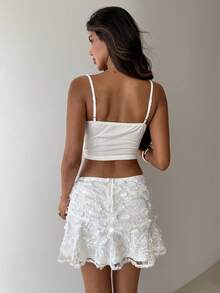 Aloruh 女士浪漫度假日常性感约会纯白色串珠刺绣花卉吊带背心和低腰A字荷叶边亮面串珠刺绣迷你裙两件套 - 白色 - 查看 2